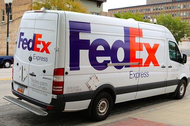 van de livraison FedEx blanc